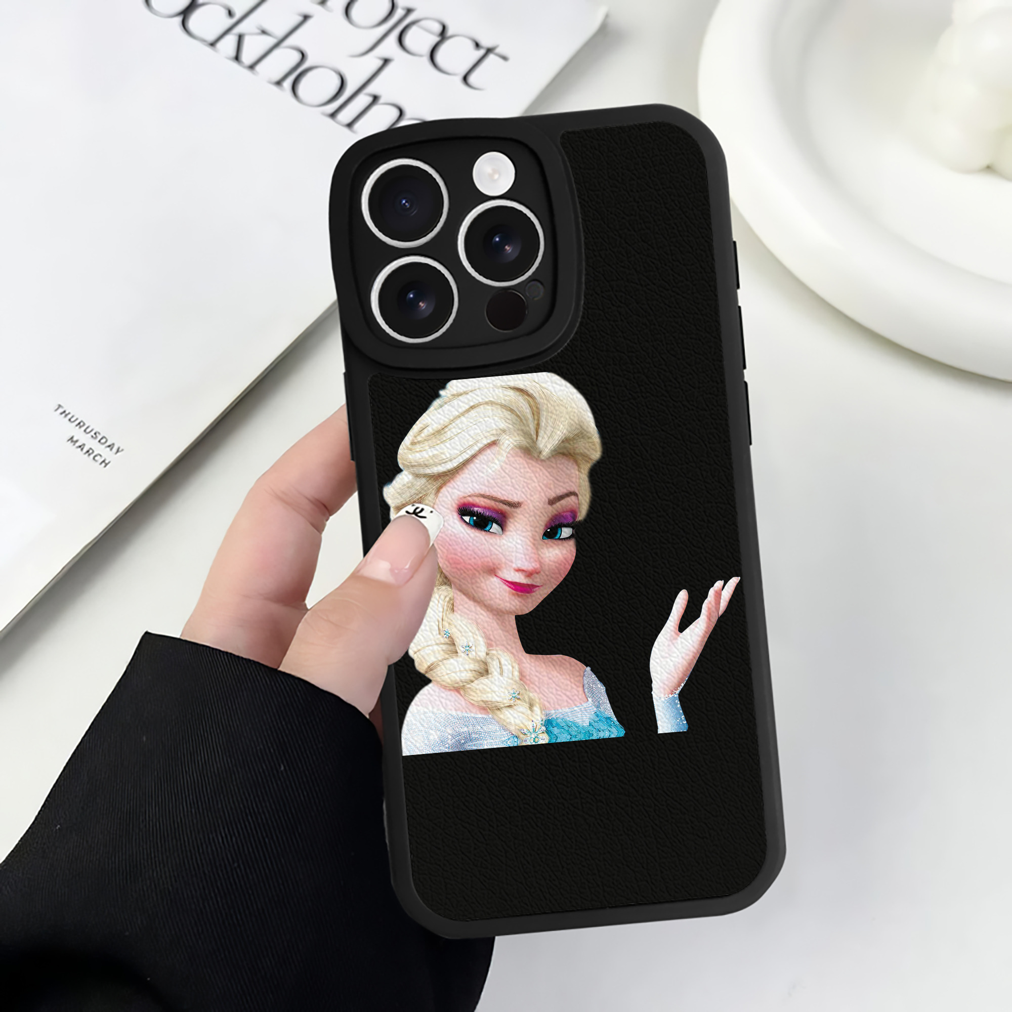 （画像用） アナと雪の女王 アンナ エルサ Frozen Anna Elsa 【iPhone 16シリーズ対応】シリコンスマホケース（レザー調） 材質：シリコン